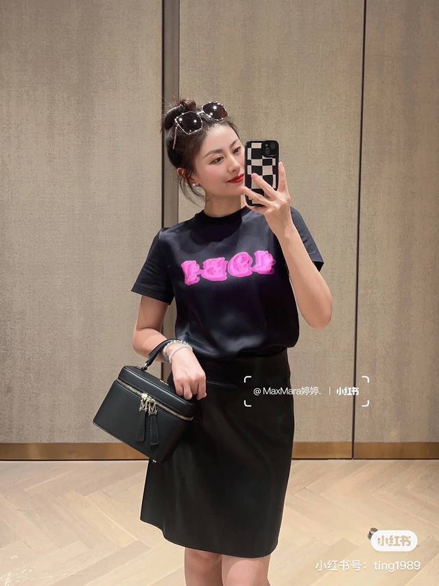 Dior*24C早春新品 代购爆款一件难求的jennie同款t恤 原版定制弹力科技面料 定位激光印花字母logo图案拼接工艺时髦又高级 进口面料质感舒适 做个甜