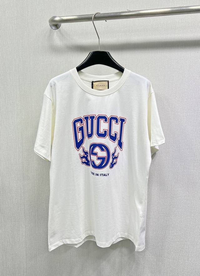 Gucci 2024Ss胸前字母logo短袖t恤 定制240克同缸染面料 手感非常舒服 上身亲肤舒适！！ 具备独特个性的单品，完美演绎时髦态度跟前卫感的潮款，具