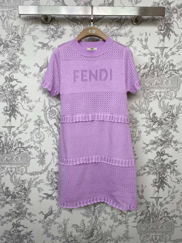 特价满1000减100可累计 ！Fend*春夏新款针织连衣裙，原版定制澳洲羊毛纱线，上身亲肤柔软！满身立体提花配以一体式荷叶边装饰，高难度工艺上身层次感十足，各