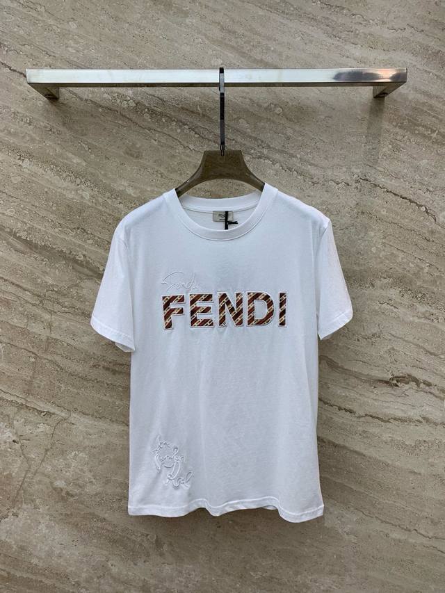 Fend*24Ss春夏新款 Logo刺绣圆领短袖t恤 重工立体刺绣设计 高级到心坎上肉眼可见的质感！上身超显气质 路上回头率和询问度最高的单品无疑时尚感满满非常