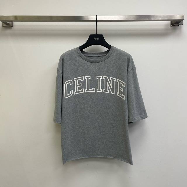 Celin*24新品，本季必入美拉德风叠搭气质单品！植绒字母高级灰短袖t恤，进口 %纯棉面料！气质少女风圆领经典款百搭减龄甜美气息。小短款版型上身巨显瘦！灰色s