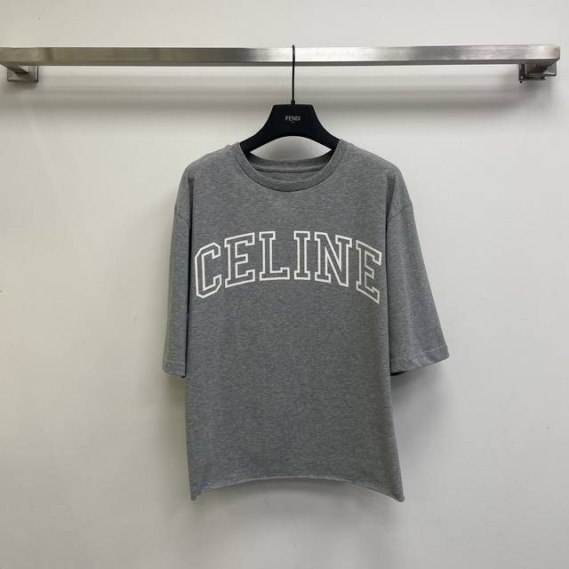 Celin*24新品，本季必入美拉德风叠搭气质单品！植绒字母高级灰短袖t恤，进口100%纯棉面料！气质少女风圆领经典款百搭减龄甜美气息。小短款版型上身巨显瘦！灰