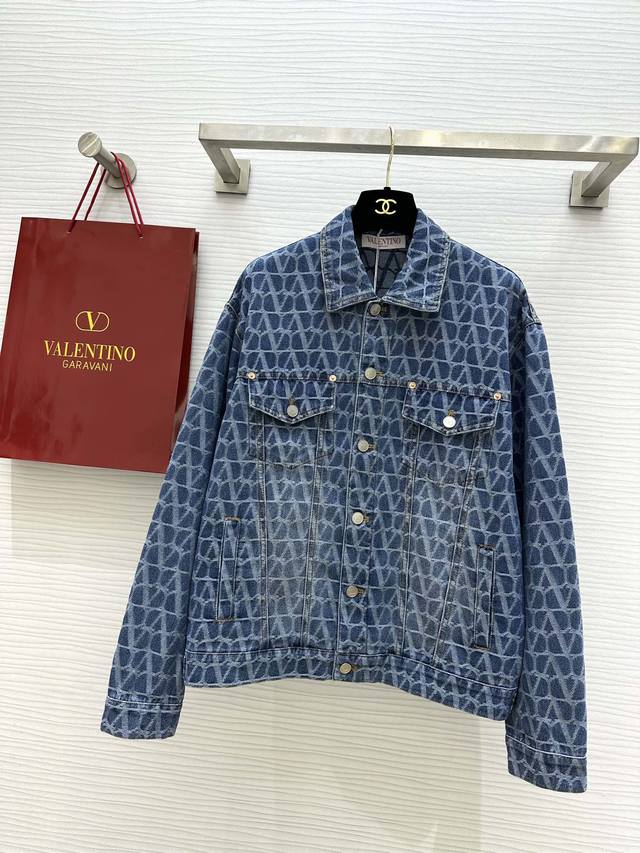 Valentin2Sd新品v形 Logo提花洗水牛仔夹克外套 休闲版型百搭不挑人 帅气时髦街头风 进口提花面料定制五金配件 全身定位字母logo图案设计特别好看