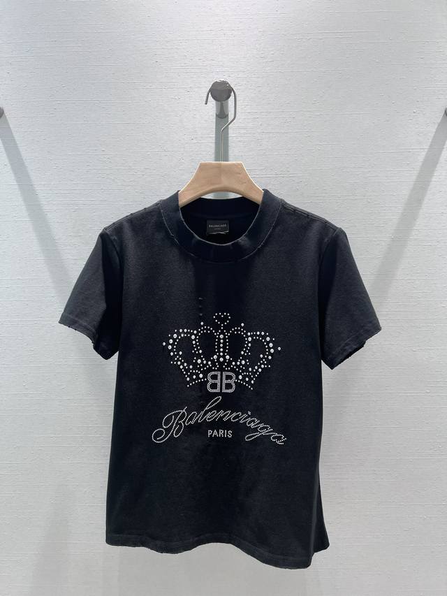 Balenciag*24Ss春夏新款 皇冠烫钻破洞短袖t恤 又甜又酷辣妹短款t搭配高腰裤就很绝 合身的版型 展现完美身材绝对的百搭款 单穿内搭都很好看 胸前皇冠