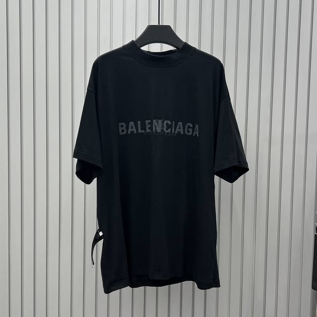 Balenciaga 巴黎世家24Ss 双b印花字母短袖，上身简约百搭不挑人，精梳棉面料柔软透气，外翻缝边设计，前胸小字母排列设计低调简约，不同于市面上的任何一