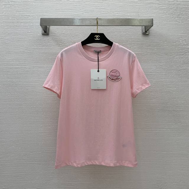 款号d24040717 Moncler*蒙口新款 高端定制优质纯棉面料柔软透气舒适、经典logo毛巾绒刺绣胸章时尚圆领短袖t恤上衣！白色、黑色、粉色、 S码：肩