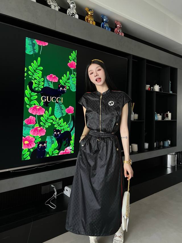 套装 Gucci 2024夏装新款女士套装，马甲垫肩款立领拉链开合上衣，胸前互扣式双g刺绣贴饰，裁缝弹力抽绳底边，搭配松紧腰半裙，裙下摆可调节抽绳，提花面料柔软