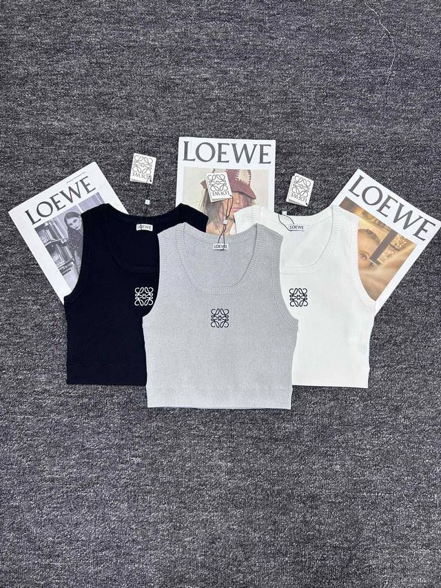 Loewe&罗意威刺绣徽标短款背心，简约时尚，展现优雅气质。精致刺绣，彰显品质，短款设计，修身显瘦。轻松搭配，尽显女性魅力。三码三色 现货供应