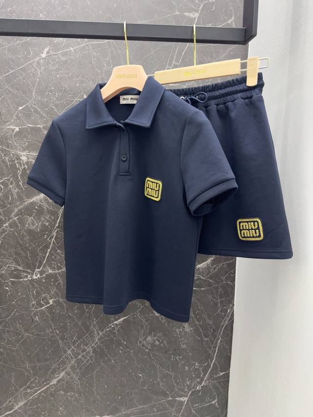 Miu 24Ss 春夏新品超好穿的一套减龄套装 刺绣金标字母装饰polo衫+松紧腰mini半裙 减龄少女风休闲慵懒兼备时髦 日常或者运动都可以 进口亲肤棉质质感