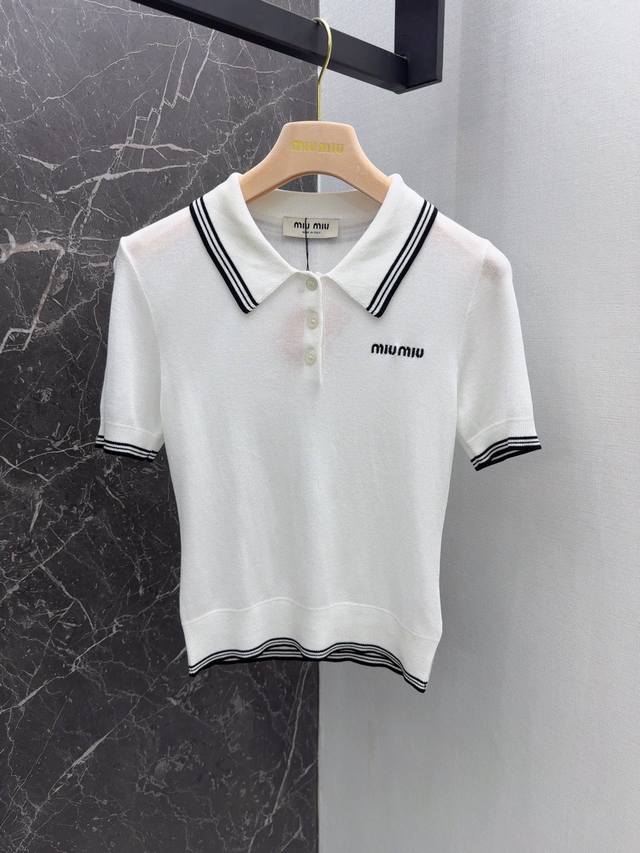 Miu 24Ss 春夏新品polo领针织上衣 天丝桑蚕丝面料细腻柔软手感超赞 胸前刺绣字母点缀 甜美少女风气质修身小短款版型不挑人 精致简洁上身显瘦又百搭 强烈