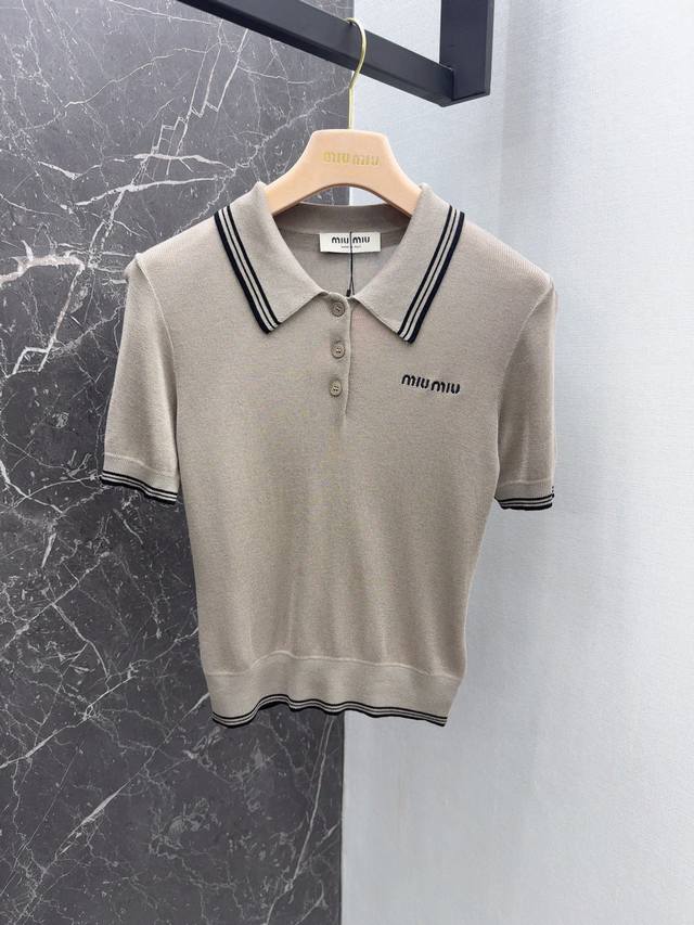 Miu 24Ss 春夏新品polo领针织上衣 天丝桑蚕丝面料细腻柔软手感超赞 胸前刺绣字母点缀 甜美少女风气质修身小短款版型不挑人 精致简洁上身显瘦又百搭 强烈