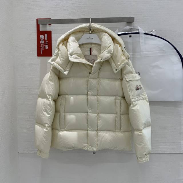 象牙白色Moncler Maya 70短款羽绒夹克 标志性的男士Moncler Maya 70羽绒夹克具有高辨识度，专为庆贺品牌70周年而设。 Moncler