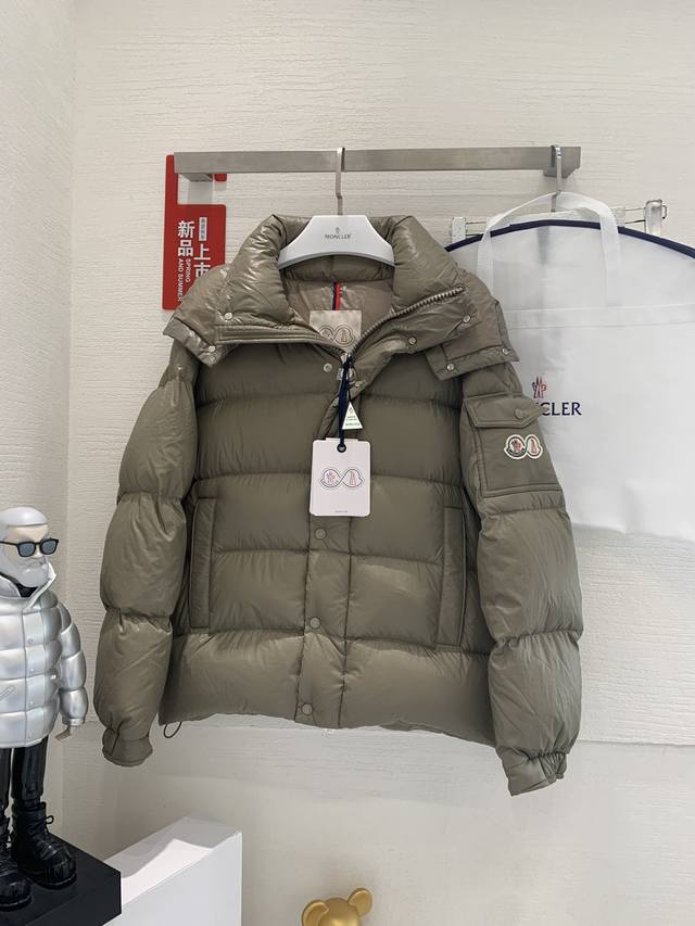 玄武岩灰#Moncler Maya 70短款羽绒夹克 标志性的男士Moncler Maya 70羽绒夹克具有高辨识度，专为庆贺品牌70周年而设。 Moncler