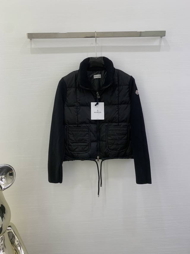 Moncler 蒙口24秋冬女士Cardigan立领拼接针织羽绒娃娃款短款羽绒 后背袖子针织材料上身显瘦 拼接羽绒服 保暖减龄 面包块方格充绒上身简约时尚 下摆