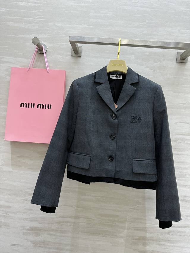 Miumi2秋冬新款 格纹西装外套 定制格纹面料 胸前字母贴布绣装饰细节感十足 立体剪裁版型 高品质定制 现货首发size：S M L S码肩宽：41，胸围：9