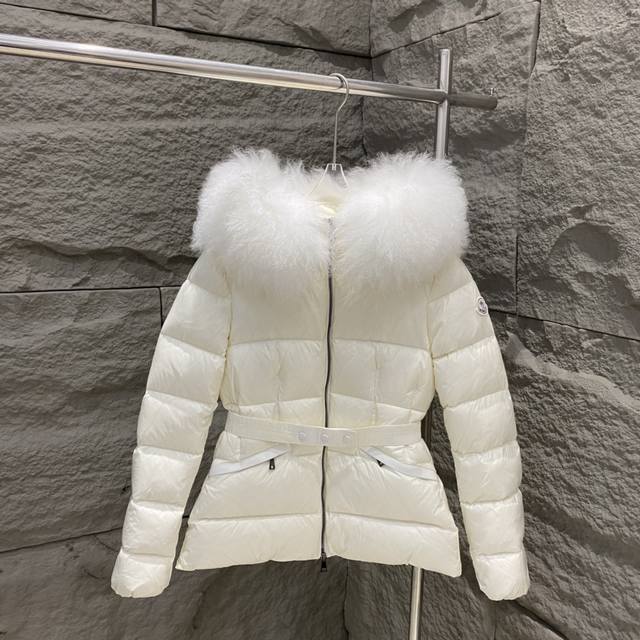 Moncler 24 秋冬新款 Boed毛领款女士羽绒服，M家经典版型 配可拆卸弹力腰带 可收腰可宽松，蓬松丰盈的配色毛领 无敌巨大 可以把脸都埋进去，冬天满满