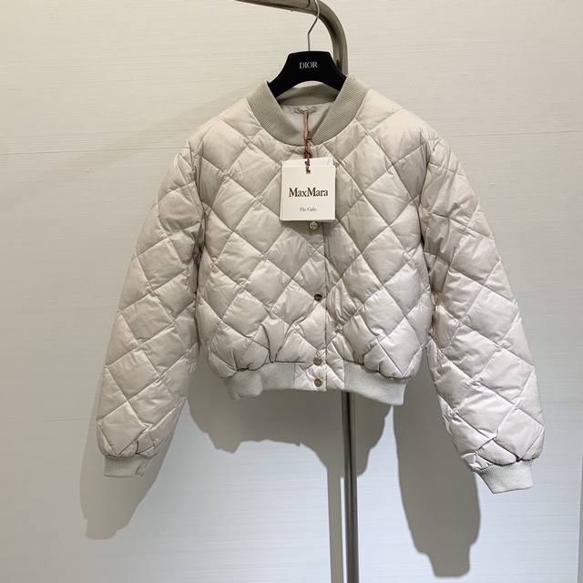 MaxMara 2024 秋冬最新款 菱格纹做法双面可穿秋冬常规款羽绒服，经典立体H版型剪裁 经典时髦又帅气 原版字母logo袖标装饰 彰显品牌辨识度 国标90