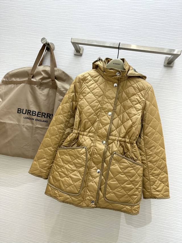 Burberr秋冬新款 收腰设计 绗缝长款棉服外套 菱形格绗缝设计 立体感更强 腰部内里两条系带抽绳设计 自由打造时髦造型 腰部可调节出曲线感 YB定制版本 推