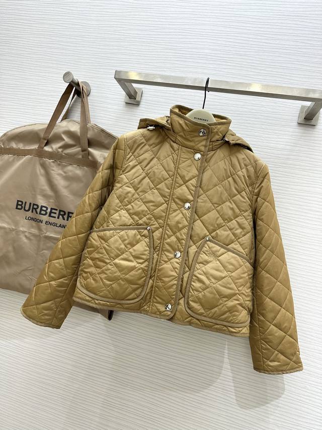 BURBERR秋冬新款连帽经典棉服 复古菱格设计 压线格工艺 不跑棉固定效果非常好 内衬是巴宝莉经典方格 宽松短款版型是比较正肩的茧型设计 上身特别的显瘦 拆卸