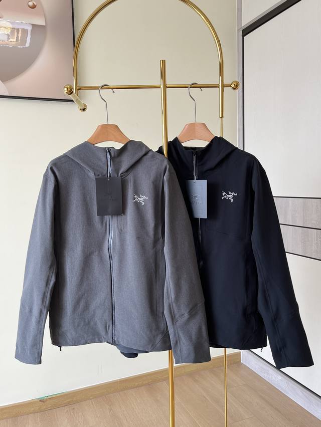 Arcteryx 始祖鸟 logo刺绣连帽外套 贵气又洋气！实实在在的好东西 性价比超高的一款 定制功能性防风面料， 防风，，防皱，防刮，透气等 一切强大的功能