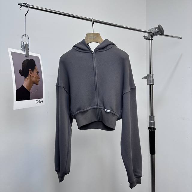 llAlexander Wang2024秋冬拉链短款连帽卫衣，这款卫衣美式复古运动拉链收腰连帽短外套，纯色卫衣简约随性不乏设计感，短款的宽松版型，对身材的包容性