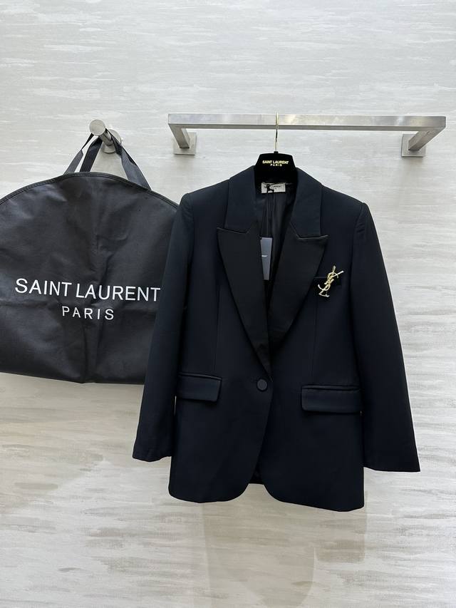 ysl2秋冬爆款 一粒扣极简 戗驳领西装外套 定制羊毛面料亲肤舒适 立体剪裁版型上身超级显瘦 配送胸针精致高级 高品质定制 现货首发size：S M L XL