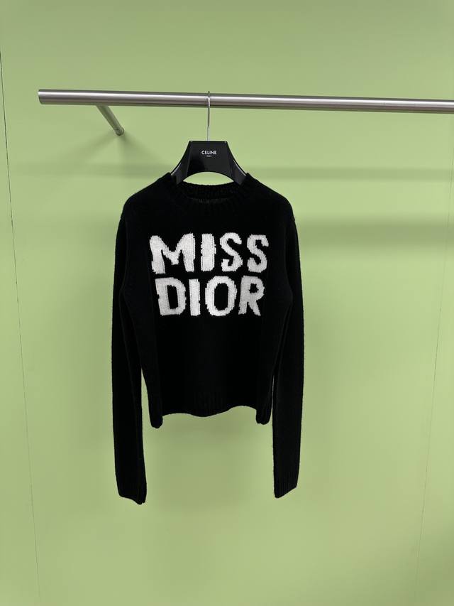 Dior秋冬新款提花LOGO字母撞色针织毛衣，拥有Miss dior的快乐，定位字母Miss dior提花，亲肤感很好，柔软很糯细腻品质很好，上身效果很美，版型