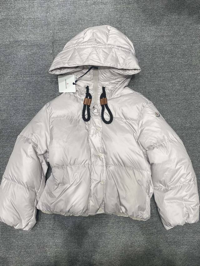 Moncler 实拍图 Moncler蒙口羽绒服 内里填充羽绒 上身不臃肿一点都不厚重 手感非常好 袖标连帽抽绳设计 太好看了 双向拉链点缀 时髦度拉满 爆款