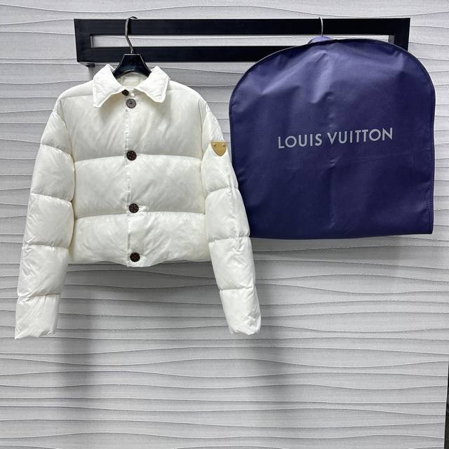 Louis Vuitto*2024新品上架 老花夹克羽绒服 定制YB进口尼龙材质 光泽高级质感 满印四叶草字母暗纹图案装饰 彰显品牌调性 手袖饰以刻字三角皮标点