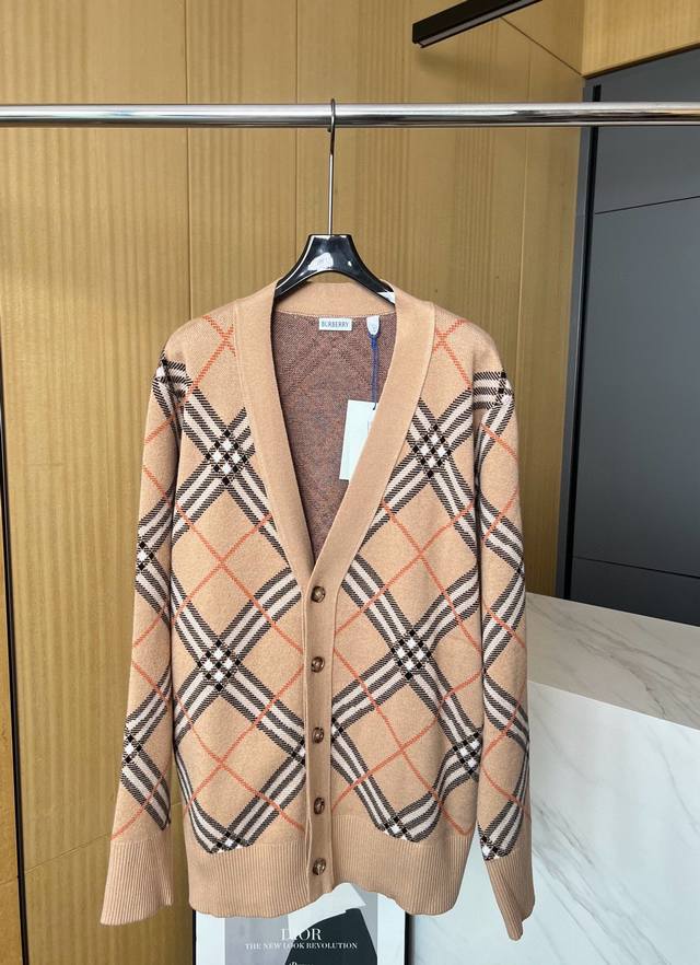 BURBERRY 秋冬新款 经典斜拉格纹羊毛针织开衫外套、刻字纽扣开合门襟、面料柔软舒适、宽松版型、男女同款 码数S M L XL