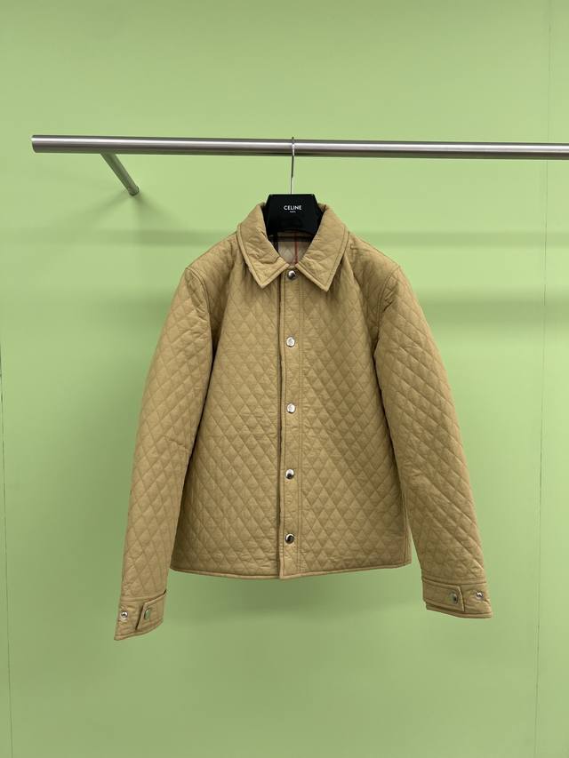 Burberry2024 最新款翻领棉服，集美们今天给大家推荐一款女款棉服，这件棉服是小格子的设计，满满的时尚感，它采用 Polo 领，更显精致，里布是巴宝莉经