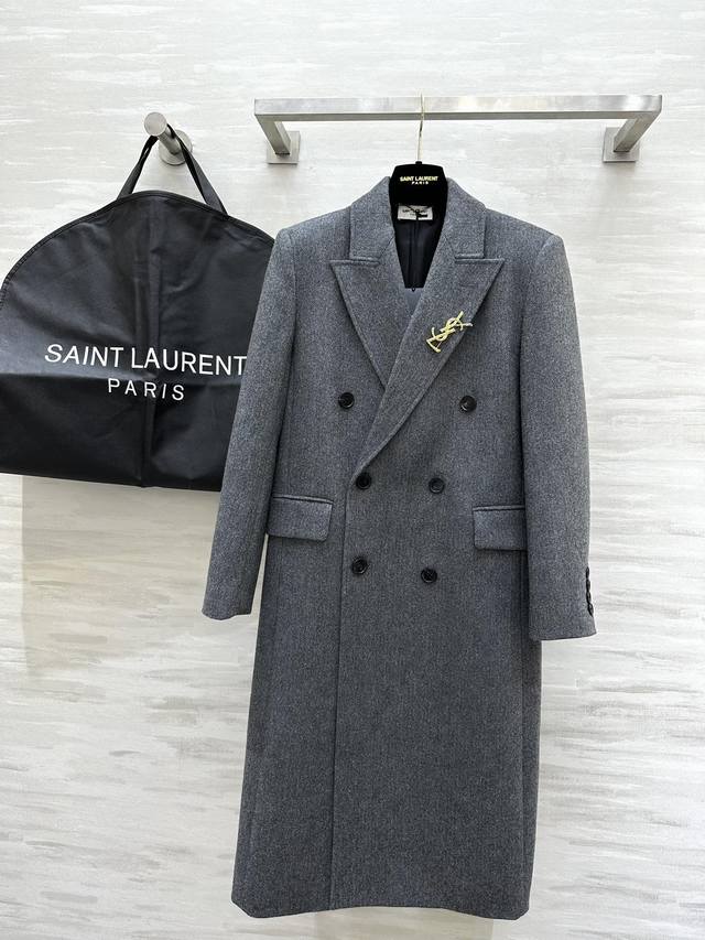 ysl2秋冬爆款 高级感人字纹进口羊毛西装大衣 大气人字纹高阶时髦必备 进口羊毛面料 人字纹格路 既保暖又显视觉效果与层次感 面料渐变凹凸的肌理效果 高级绝美