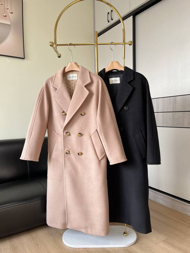 MaxMara 101801大衣 堪称经典中的经典！ 并且这款大衣专柜永不打折， 它的街遇只有一种：卖断货！ 从20岁可以穿到70岁的经典款大衣！ 不管是剪裁