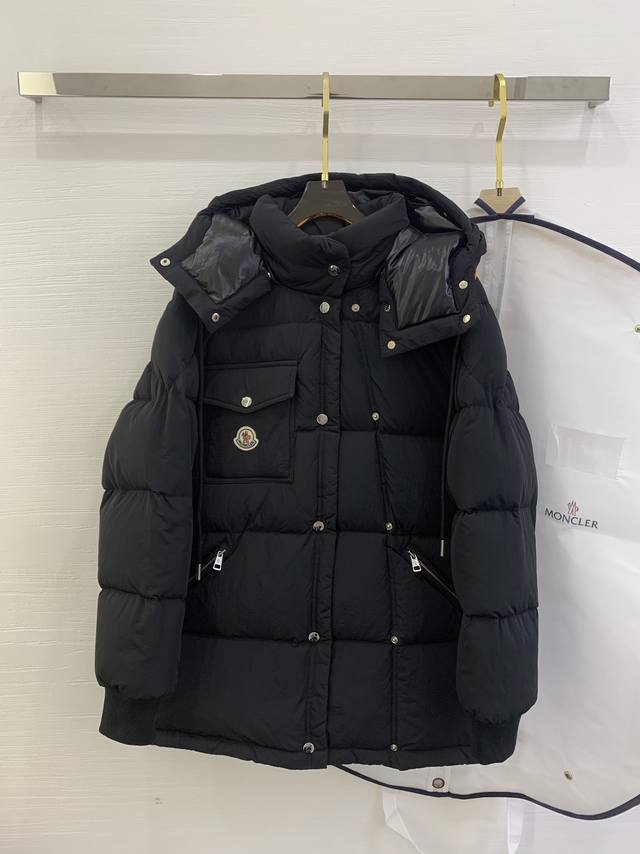 moncler，1954KARAKORAM系列 整体H版形，没有任何的束缚感，大格纹绗缝设计会更加显的年轻有朝气，不仅男生、女生都可以穿的款式，非常舒服，方便。