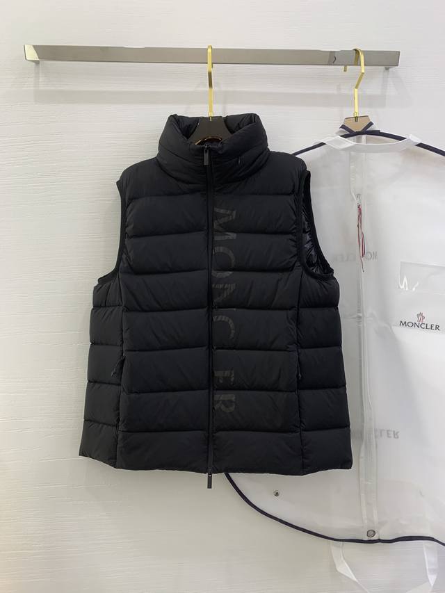 蒙口Moncler 经典羽绒马甲独家实拍立领的设计灵感来自于Moncler 80年代的标志性外套。它得以重新演绎，渗入了现代和动感的元素。这款背心，体现了那些总