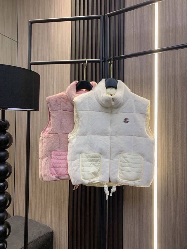 Moncler 专柜同步款羽绒立领马甲 简单大牌不挑人 最重要的一点 是百搭：经典标识 采用泰迪绒质地柔软面料制成 毛衣 卫衣均可搭 上身超nice的一款 SM