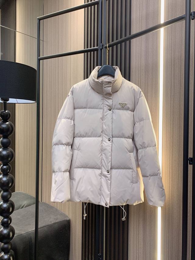 PRADA 爆款上新 玛吉拉 23秋冬新品立领羽绒服外套！加厚90白鸭绒外套 保暖舒适又洋气经上身巨洋气又显瘦！简单百搭 高级色调奢华又高级。经典版型百搭不挑人