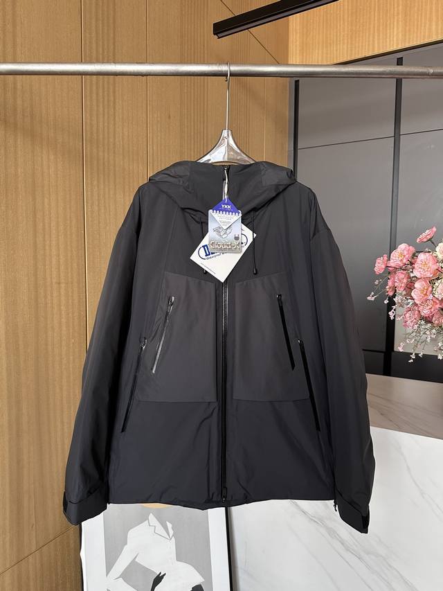 DESCENTE 迪桑特 秋冬新款 防水连帽高领羽绒服，双向拉链开襟，胸前有拉链口袋、可调魔术贴标签与按钉紧固在袖口、尼龙防撕裂衬里、填充物90%的白鹅绒、宽松