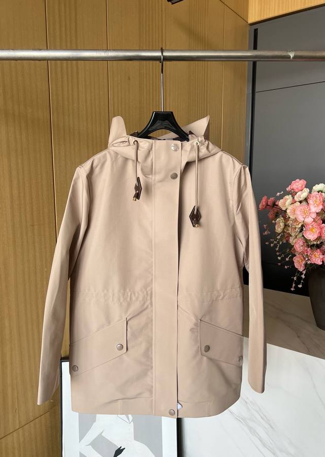 BURBERRY 秋冬新款 简约纯色腰部抽绳口袋连帽风衣夹克、连帽设计增添了穿着的舒适与休闲感，同时腰部的抽绳细节，不仅实用，也赋予了风衣更多的造型可能性。 码