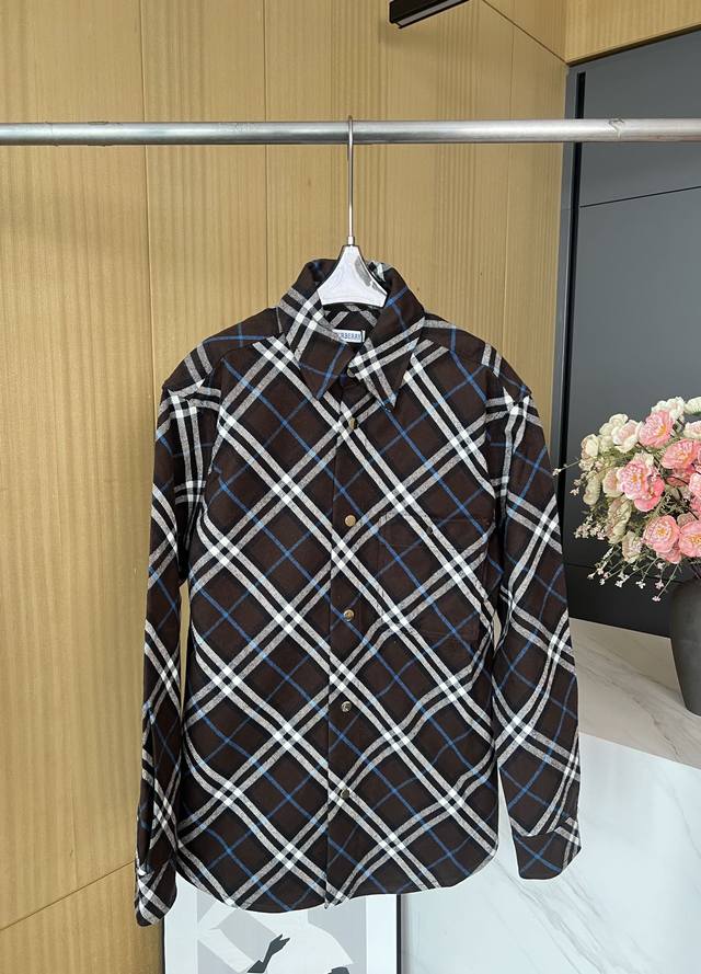 Burberry 秋冬新款 针织格纹长袖衬衣外套、装饰 Burberry经典格纹、呈现宽松版型、按扣开合 尖领细节设计、前胸按扣式贴袋、单扣式袖口 休闲版型、男