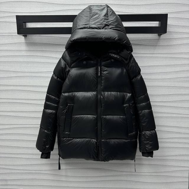 Canada Goose*2024新品上架 连帽立领羽绒服 定制YB进口防风防水尼龙材质 羽绒棉填充 挺括舒适保暖 沿用横线压条肌理 视觉更为显瘦 可调节抽绳连