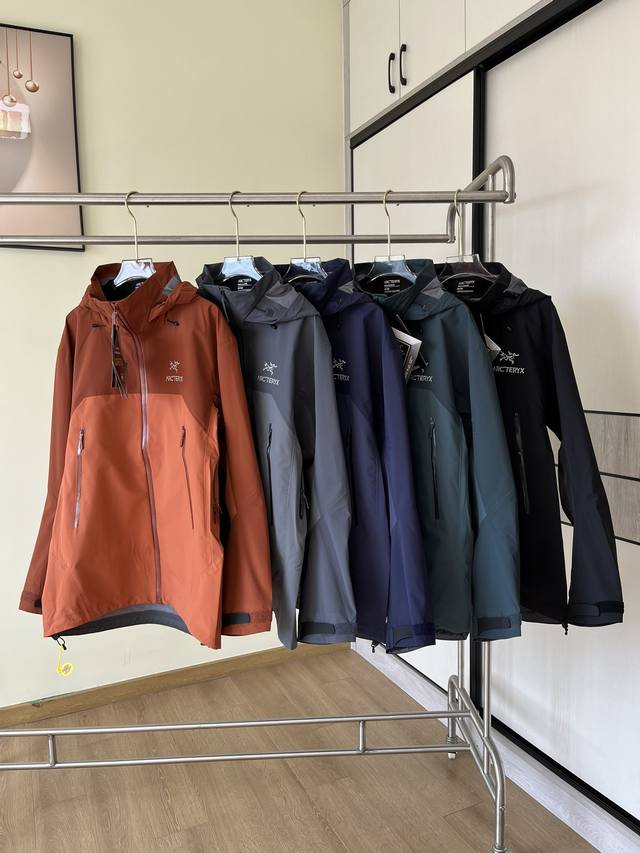 Arcteryx 始祖鸟 立领连帽冲锋衣 用于各种环境的高性能产品，能够满足绝大部分户外需要，也可以兼顾城市通勤穿搭，主打轻便，防风防水！ 采用最新研发的HYV