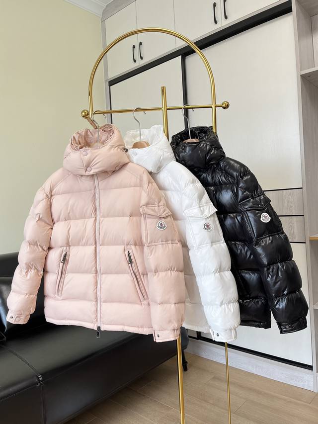 Moncler 蒙口 赵露思同款连帽羽绒服 可谓是常青款了 年年必出的款 却是年年卖断货的系列 并且永远不过时！ 内里90%白鸭绒10%羽毛填充！绝对不会产生任