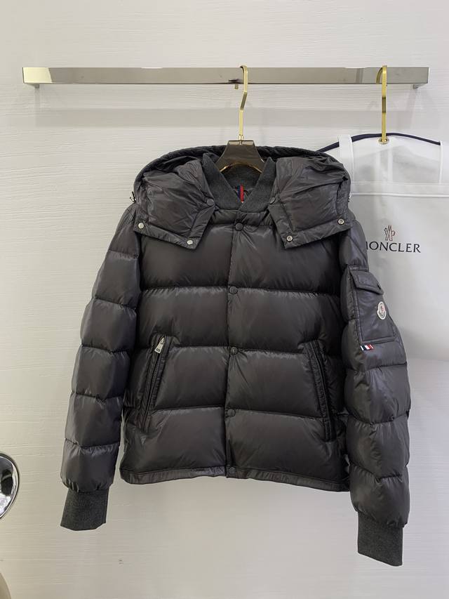 MONCLER 冬季最新款 情侣款 官网同步发售！设计感与颜值爆棚的羽绒外套，品控可以直接入手，不容过错的高端臻品！简单大气设计～袖臂经典翻盖口袋设计～整体设计