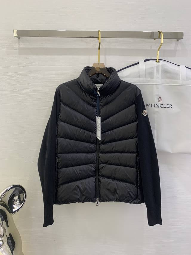 羽绒上新原单Moncler 新品。 专柜爆款 简约立领羊毛针织拼接夹克单羽绒！冬天的内搭神器早秋必备单品。 立领绗缝短款版型百搭不挑人。隐形小口袋设计减龄又时髦