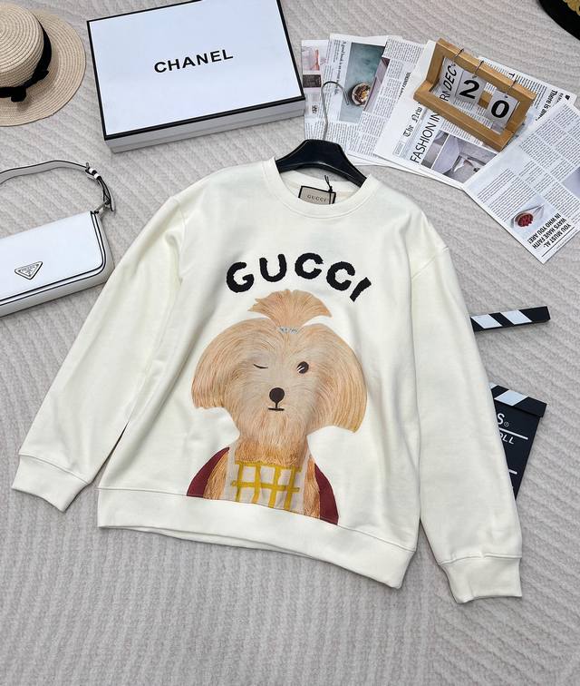 GUCCI 插画师联名卡通小狗印花套头卫衣计感十足 干净又清爽 满满的青春活力 真的狠难不爱啊！凹起造型来妥妥的好看 经典的小圆领设计简洁好穿 走在街上吸睛度满