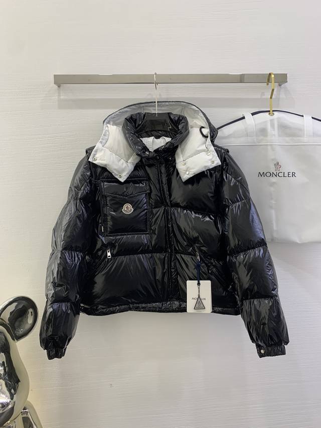 Moncler1954karakorum系列整体h版形，没有任何的束缚感，大格纹绗缝设计会更加显的年轻有朝气，非常舒服，方便。 采用原版定制油光尼龙面料，非常具