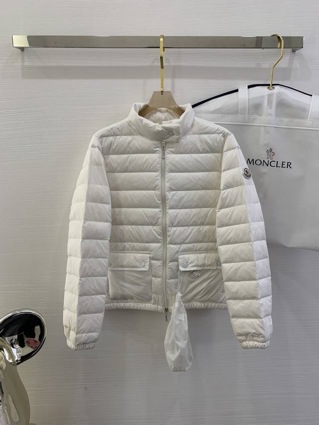 Moncler LANS系列新款，还没入秋就已经火爆得不行的款式，轻薄便携，加上简约不简单的设计风格，立领修身的设计风格，使得整件衣服上身效果清爽干练。难怪孙娘