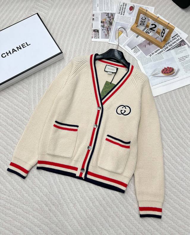 Gucci 24SS编织V领开衫衣服千千万 好看的经典毛衣最好看哈哈自带学院风～杏色很显白 超级少女 经典爆款在线延续！！最高版本这个版型谁都能轻松Hold住