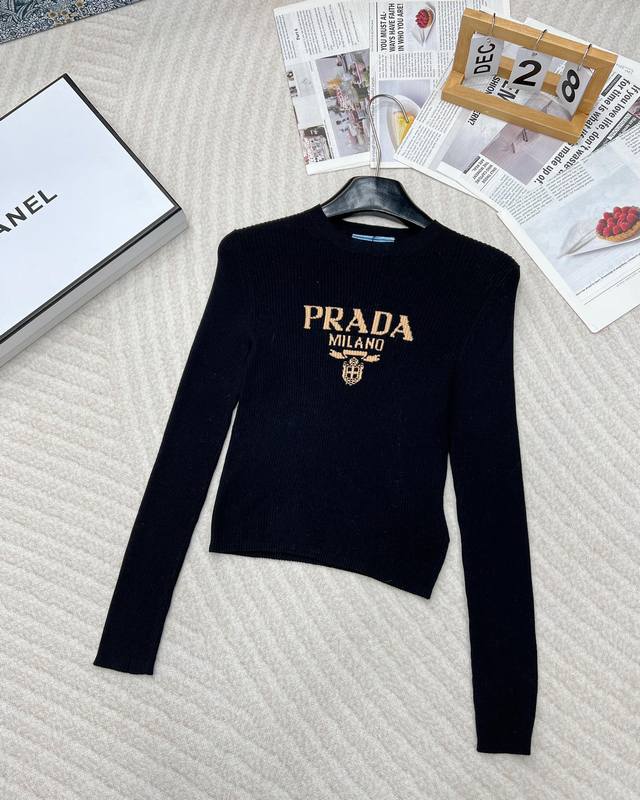 PRADA24SS字母提花长袖薄针织衫，面料天丝羊毛面料，爆款针织长袖短款针织衫定染定织藏蓝色。复古配色超显白薄款的料子早秋必备 进口机提花logo 大弹力显瘦